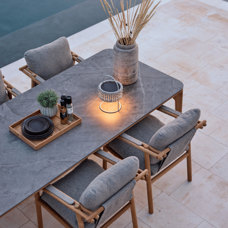 gemütliche Atmosphäre mit Herbstlicht auf einem Design-Esstisch