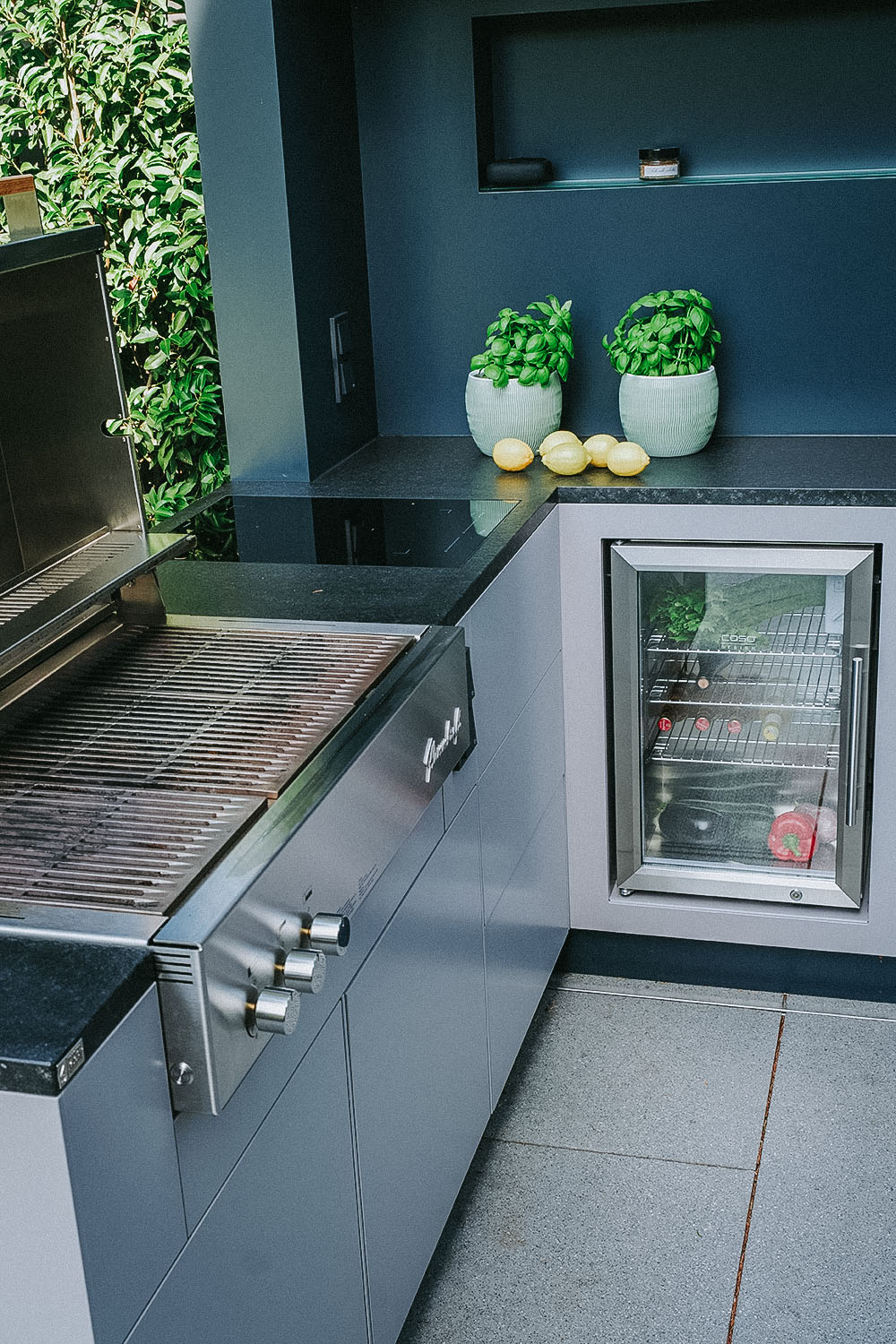 Moderne und wetterfeste Gartenküche im Bonn mit Grill und Kühlschrank mit Glasfront