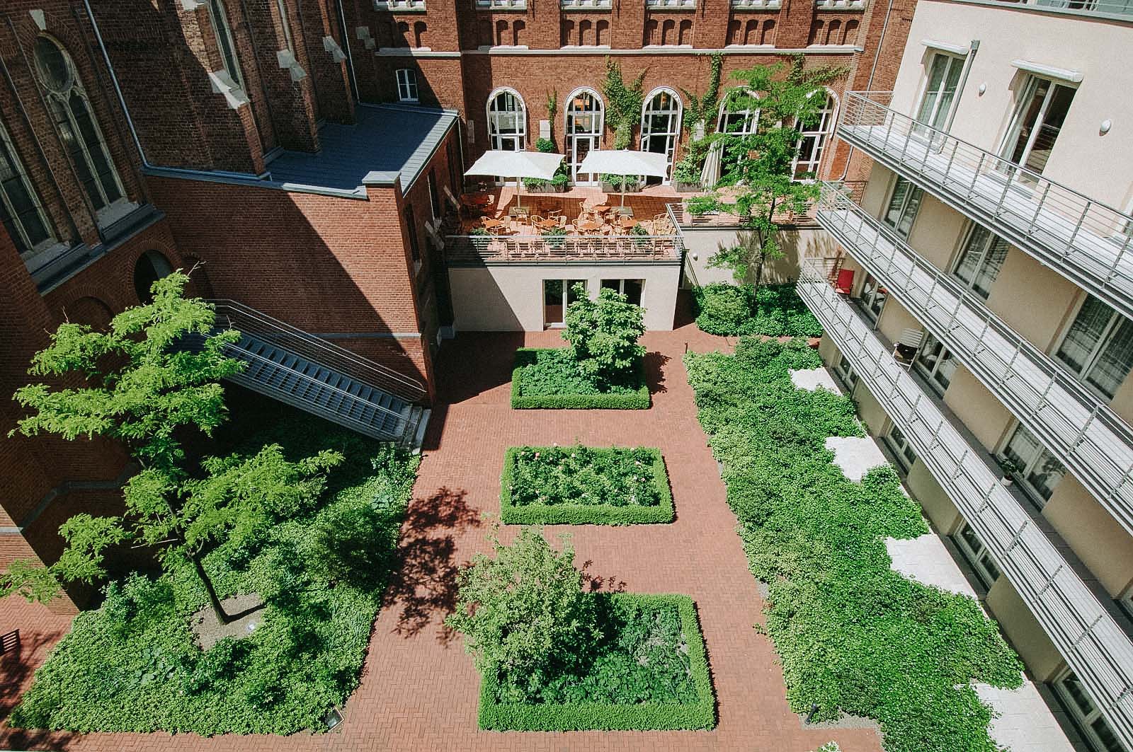 Innenhof Gewerbegarten mit kubistisch angelegten Beeten und Gehölzen