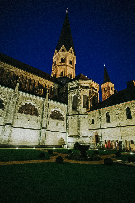 Gewerbegarten einer Kirche am Abend mit Beleuchtung des Gebäudes