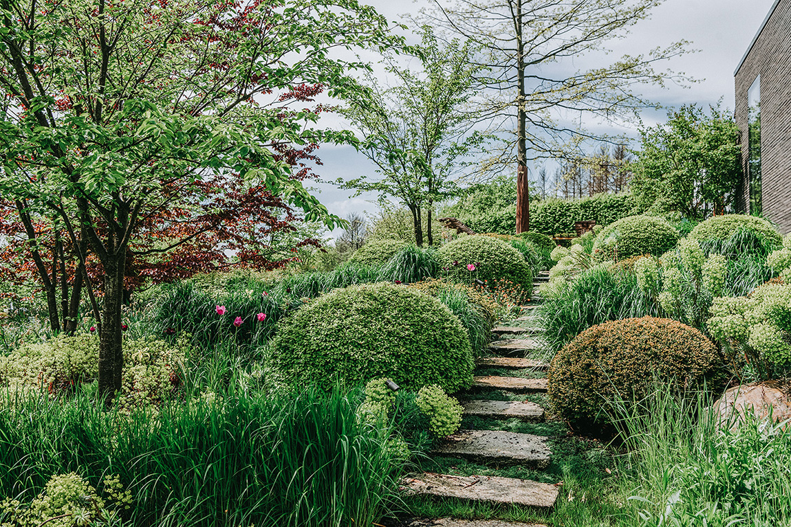 Garten in Hanglage mit Treppe aus Naturstein